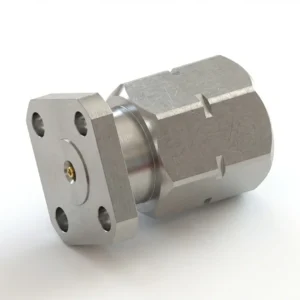 HF-Steckverbinder 2,4 mm, Stecker, 4-Loch-Flanschmontage – vor Ort austauschbar, Lochabstand 6,35 mm, Stiftdurchmesser 0,3 mm